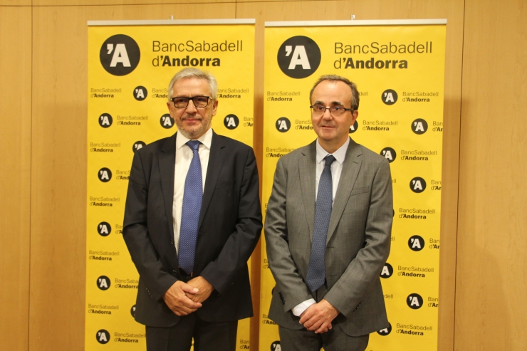 Miquel Albern, president del BancSabadell d'Andorra, juntament amb Josep Segura, director general de l'entitat.